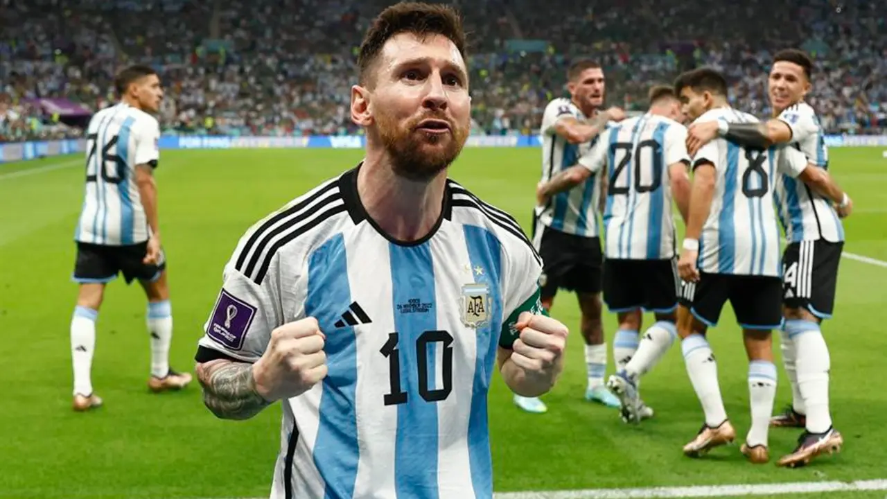 Lionel Messi de Argentina celebra hoy, en un partido de la fase de grupos del Mundial de F&uacute;tbol Qatar 2022 entre Argentina y M&eacute;xico en el estadio de Lusail (Catar). EFE/ Rodrigo Jim&eacute;nez