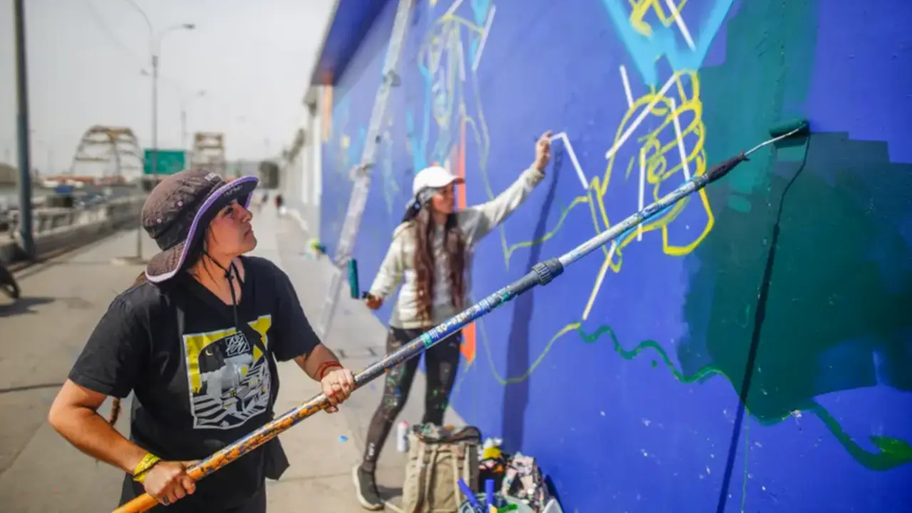 Araceli Villarreal y Meki pintan unos de los murales ubicado en la Avenida Alfonso Ugarte, en Lima (Per&uacute;). EFE/ Aldair Mejia