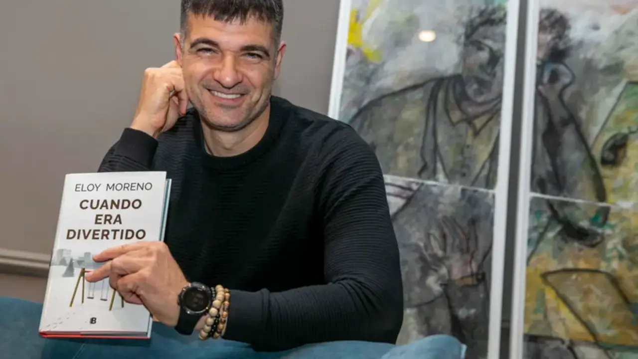 Eloy Moreno regresa a las librer&iacute;as con 'Cuando era divertido', una novela "inc&oacute;moda" sobre el fin del amor de la que el lector no puede salir indemne, ya que como explica el escritor castellonense a su paso por Zaragoza, "depende de en qu&eacute; momento te pille de tu vida te puede tocar m&aacute;s o te puede tocar menos". EFE/Javier Cebollada