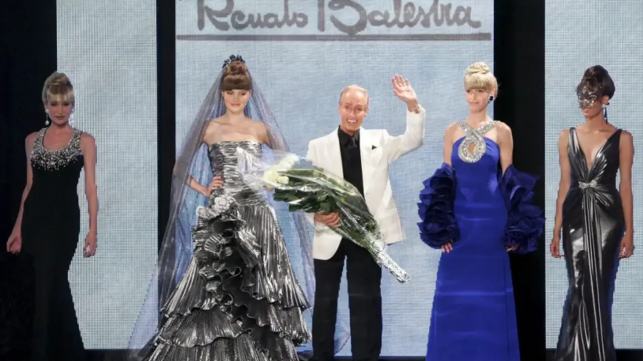 El dise&ntilde;ador Renato Balestra, durante un desfile en Italia, en una imagen de archivo. EFE/Alessandro Di Meo