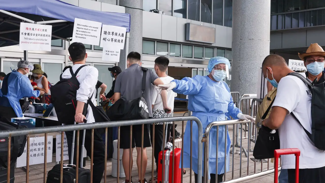 Instalaciones para llevar a cabo pruebas de coronavirus en el puerto de Shenzhen antes de entrar a China. / E.P.