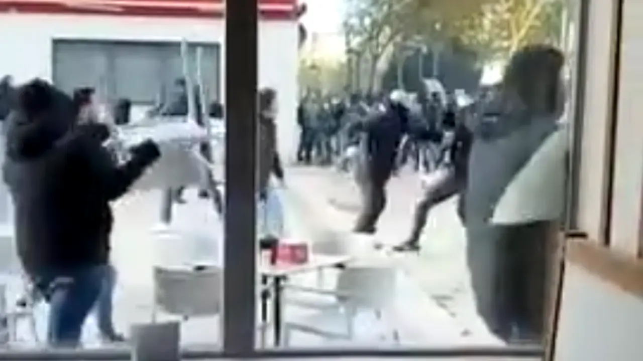 Imagen de un v&iacute;deo en la que se ve la pelea entre los aficionados radicales del Burgos y del Real Zaragoza. / Alerta