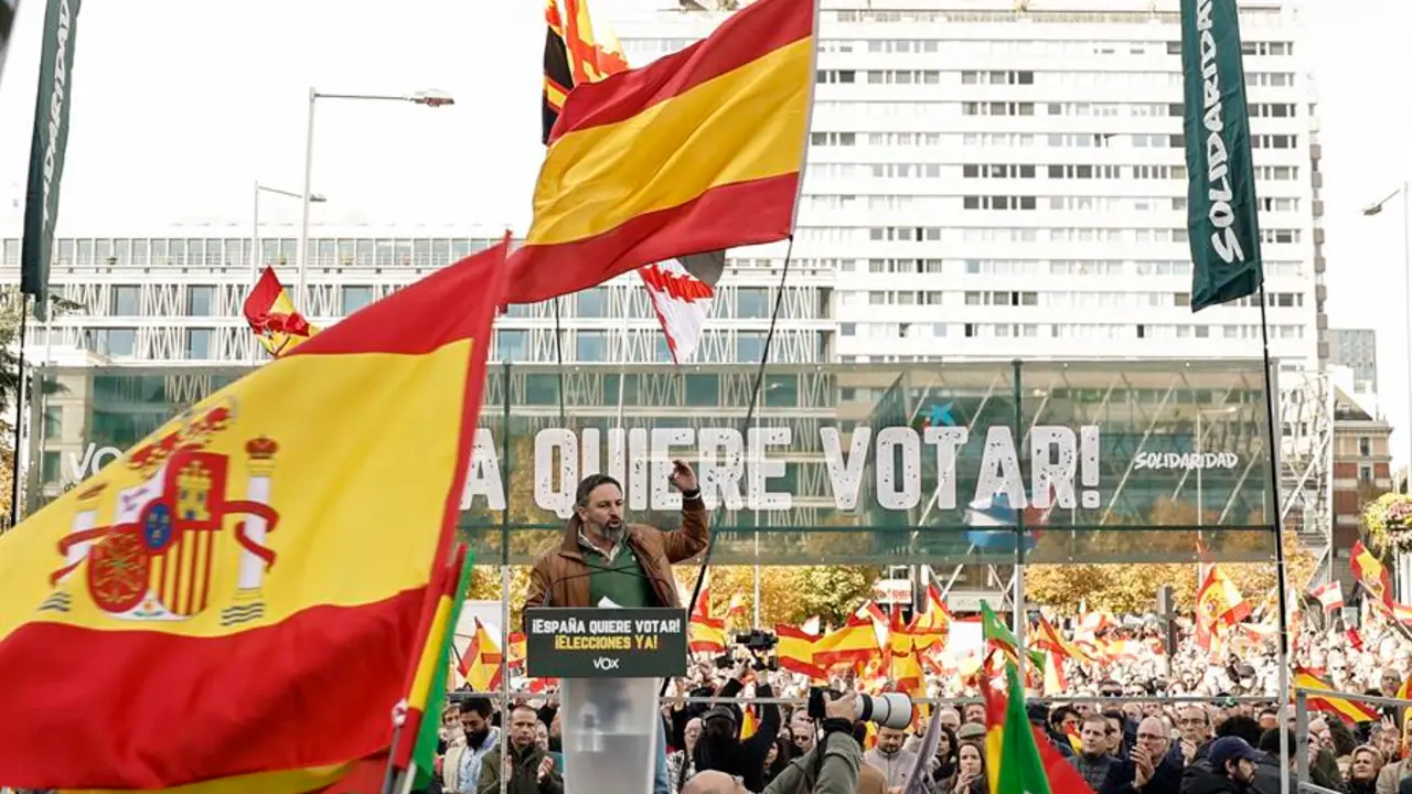 El l&iacute;der de Vox, Santiago Abascal, interviene en la concentraci&oacute;n convocada por la formaci&oacute;n este domingo en la Plaza de Col&oacute;n de Madrid, contra el Gobierno y la reforma de la ley de sedici&oacute;n. EFE/ Sergio Perez