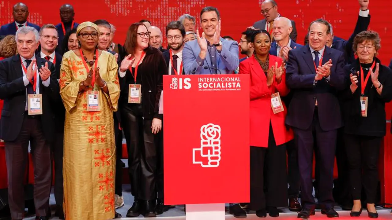 El presidente de Gobierno y secretario general del PSOE, Pedro S&aacute;nchez, durante su participaci&oacute;n este domingo en la clausura del XXVI Congreso de la Internacional Socialista, en el que es proclamado nuevo l&iacute;der de la IS. EFE/ Chema Moya