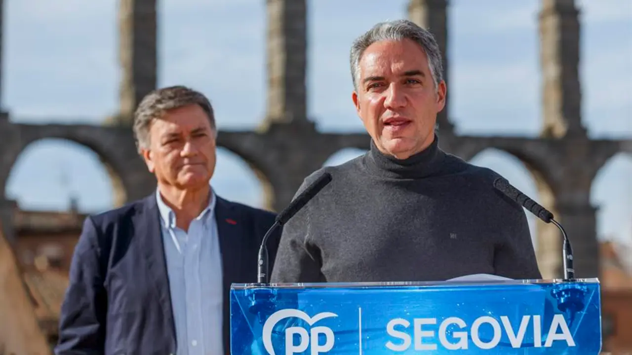 El coordinador general del PP, El&iacute;as Bendodo, este domingo en Segovia, interviene en un encuentro con miembros de su partido, junto con el secretario general del PP de Castilla y Le&oacute;n, Francisco V&aacute;zquez. EFE/Pablo Mart&iacute;n