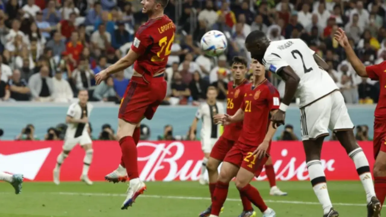 Antonio R&uuml;diger anota un gol que luego fue anulado en el partido entre Espa&ntilde;a y Alemania del Mundial de Qatar 2022.
El alem&aacute;n Antonio R&uuml;diger (d) anota un gol que luego fue anulado en el partido de la fase de grupos del Mundial de F&uacute;tbol Qatar 2022 entre Espa&ntilde;a y Alemania en el estadio Al Bait en Al Khor (Catar). EFE/Juanjo Martin