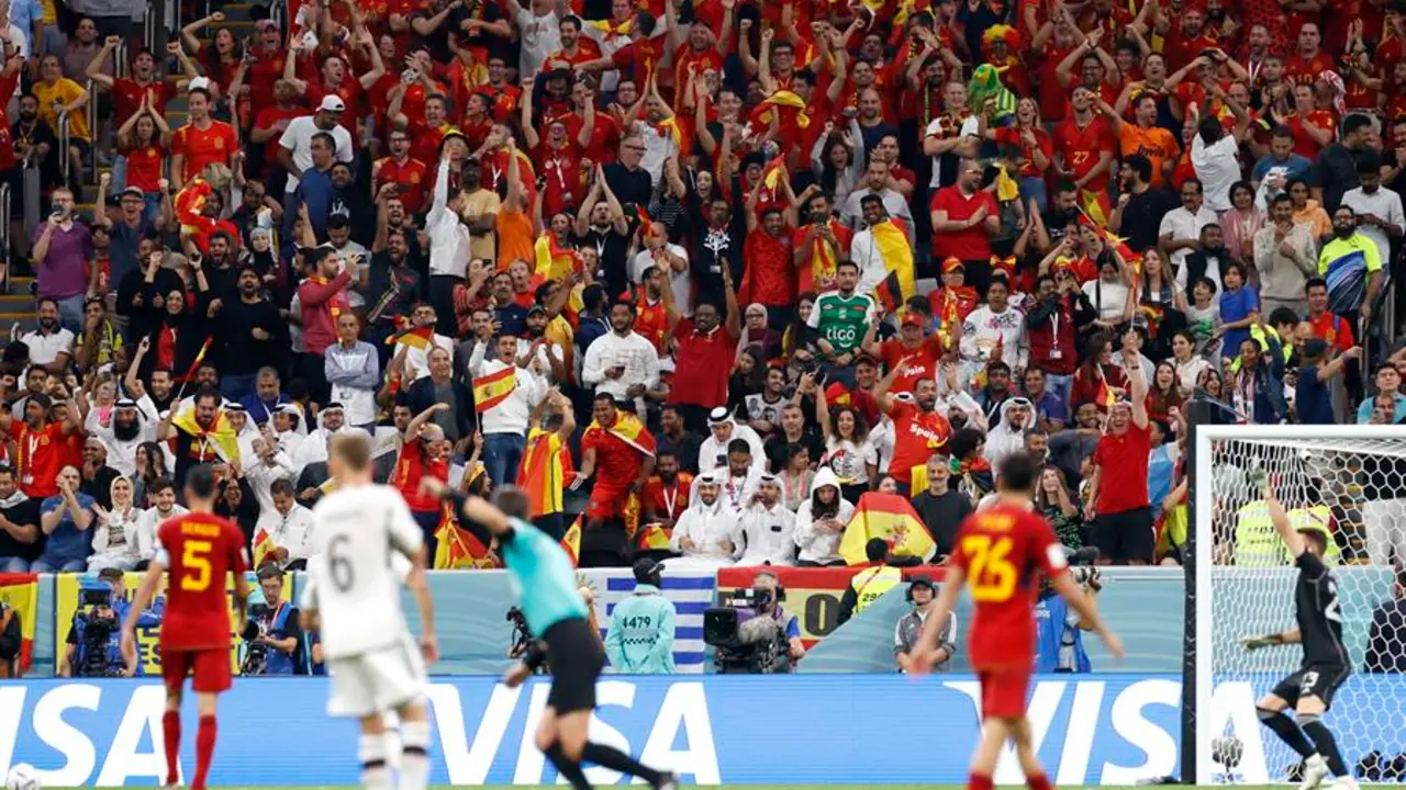 Aficionados de Espa&ntilde;a celebran un gol que fue anulado hoy, en un partido de la fase de grupos del Mundial de F&uacute;tbol Qatar 2022 entre Espa&ntilde;a y Alemania en el estadio Al Bait en Al Khor (Catar). EFE/ Esteban Biba