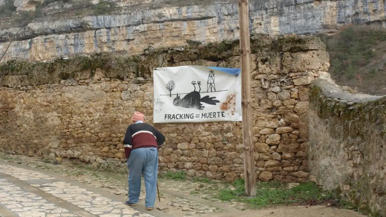 Pancarta en protesta por el fracking en una imagen de archivo. / ALERTA