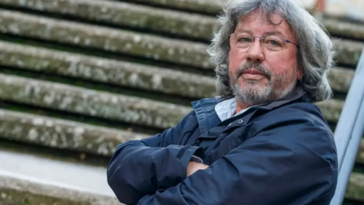 El capell&aacute;n del Centro Penitenciario de Burgos, Ferm&iacute;n Gonz&aacute;lez, es m&aacute;s conocido como El cura de la motosierra, un apodo que se gan&oacute; trabajando y dirigiendo a un grupo de voluntarios de los pueblos de la provincia donde lleg&oacute; a reparar cerca de seiscientos tejados de iglesias. EFE/ Santi Otero