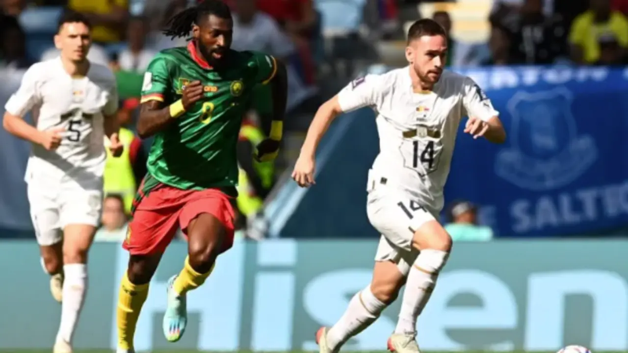 El jugador serbio Andrija Zivkovic (d), defiende el bal&oacute;n, durante el partido de hoy del Mundial que les enfrenta a Camer&uacute;n. EFE/EPA/Neil Hall