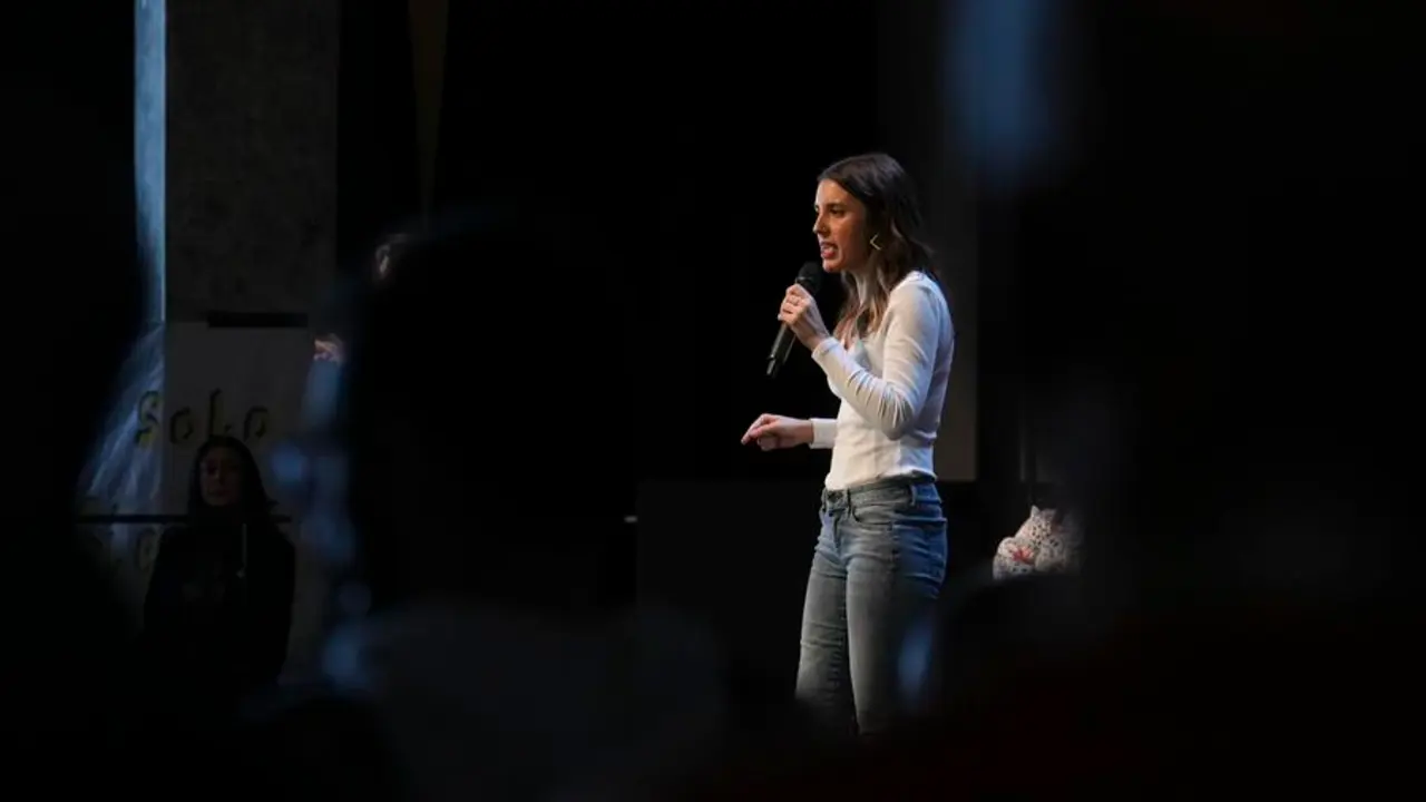 Irene Montero, secretaria de Acci&oacute;n de Gobierno de Podemos y ministra de Igualdad, participa en el acto "Con todas, por todas" contra la violencia machista este s&aacute;bado en el C&iacute;rculo de Bellas Artes en Madrid. El acto ha homenajeado a mujeres feministas que lucha y han luchado por la igualdad entre hombres y mujeres. EFE/ Borja S&aacute;nchez Trillo
