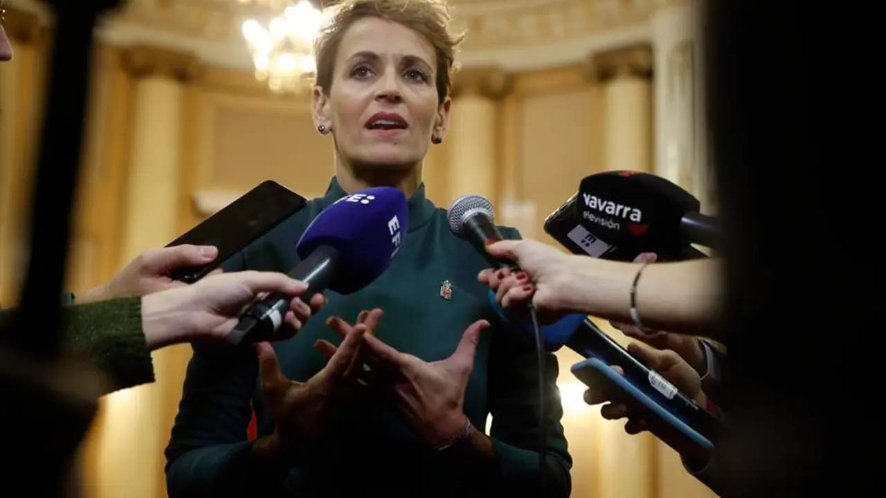 La presidenta de Navarra, Mar&iacute;a Chivite, atiende a medios de comunicaci&oacute;n durante la celebraci&oacute;n del 40 Aniversario de la promulgaci&oacute;n de la Ley Org&aacute;nica de Reintegraci&oacute;n y Amejoramiento del R&eacute;gimen Foral de Navarra (LORAFNA). EFE / Juan Carlos Hidalgo