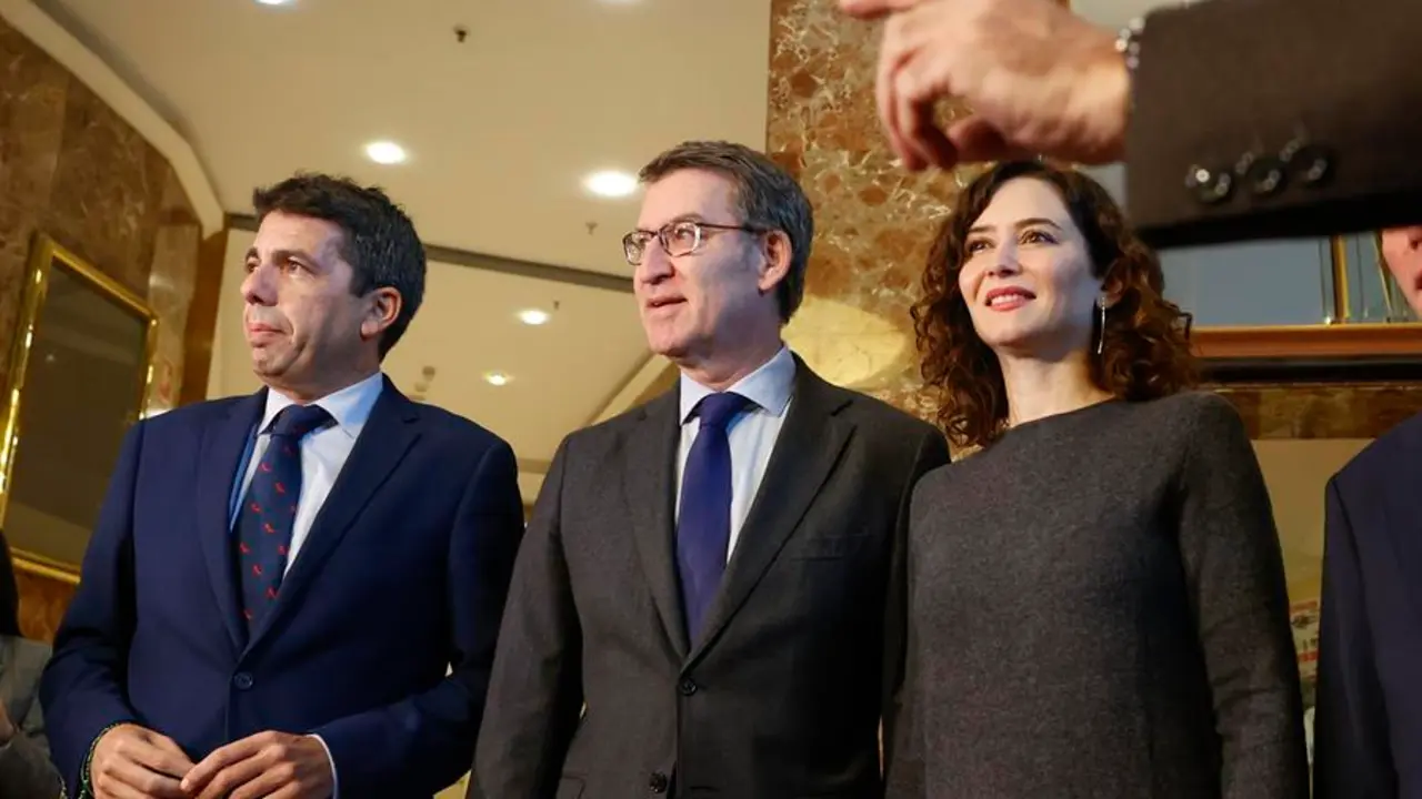(De i a d) El presidente del PP de la Comunitat Valenciana, Carlos Maz&oacute;n, posa junto al presidente del Partido Popular, Alberto N&uacute;&ntilde;ez Feij&oacute;o, y la presidenta de la Comunidad de Madrid, Isabel D&iacute;az Ayuso. EFE / Javier Lizon