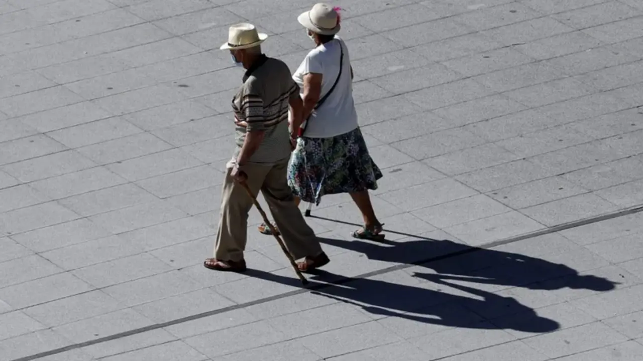 Una pareja de jubilados dan un paseo en Bilbao, en una imagen de archivo. /Luis Tejido