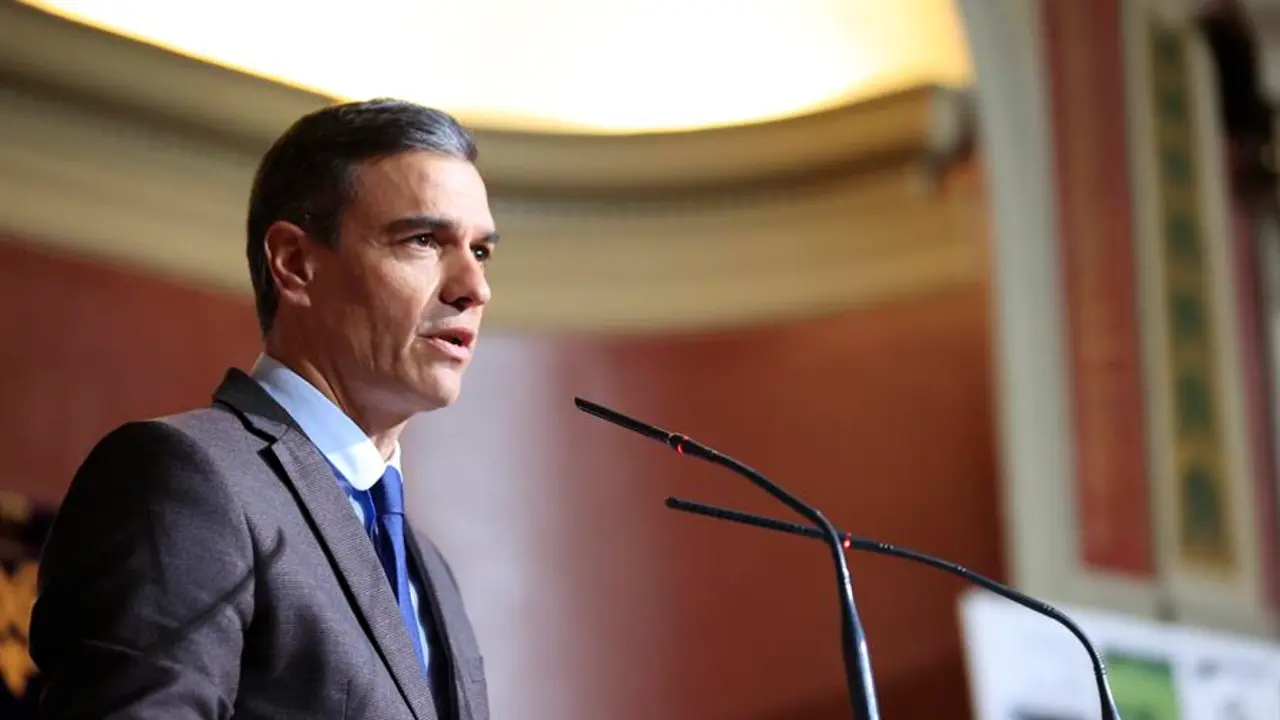 El presidente del Gobierno, Pedro S&aacute;nchez, da un discurso durante el homenaje que organiza el PSOE a la escritora Almudena Grandes, fallecida hace un a&ntilde;o, este lunes en el Ateneo de Madrid. EFE/ Zipi
