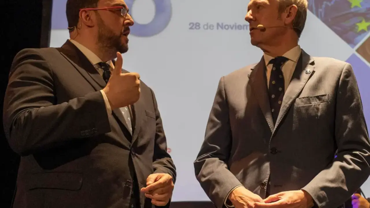 Los presidentes de Galicia y de Asturias, Alfonso Rueda (d) y Adri&aacute;n Barb&oacute;n (i), respectivamente, durante la IV edici&oacute;n de los Encuentros en el Eo. Ambos presidentes han mostrado este lunes nuevamente su posici&oacute;n conjunta para demandar un modelo de financiaci&oacute;n auton&oacute;mica que prime el coste de la prestaci&oacute;n de los servicios p&uacute;blicos y han avanzado que se pondr&aacute;n "en pie de guerra" si este punto se negocia de forma bilateral con otros territorios. EFE/ Eliseo Trigo
