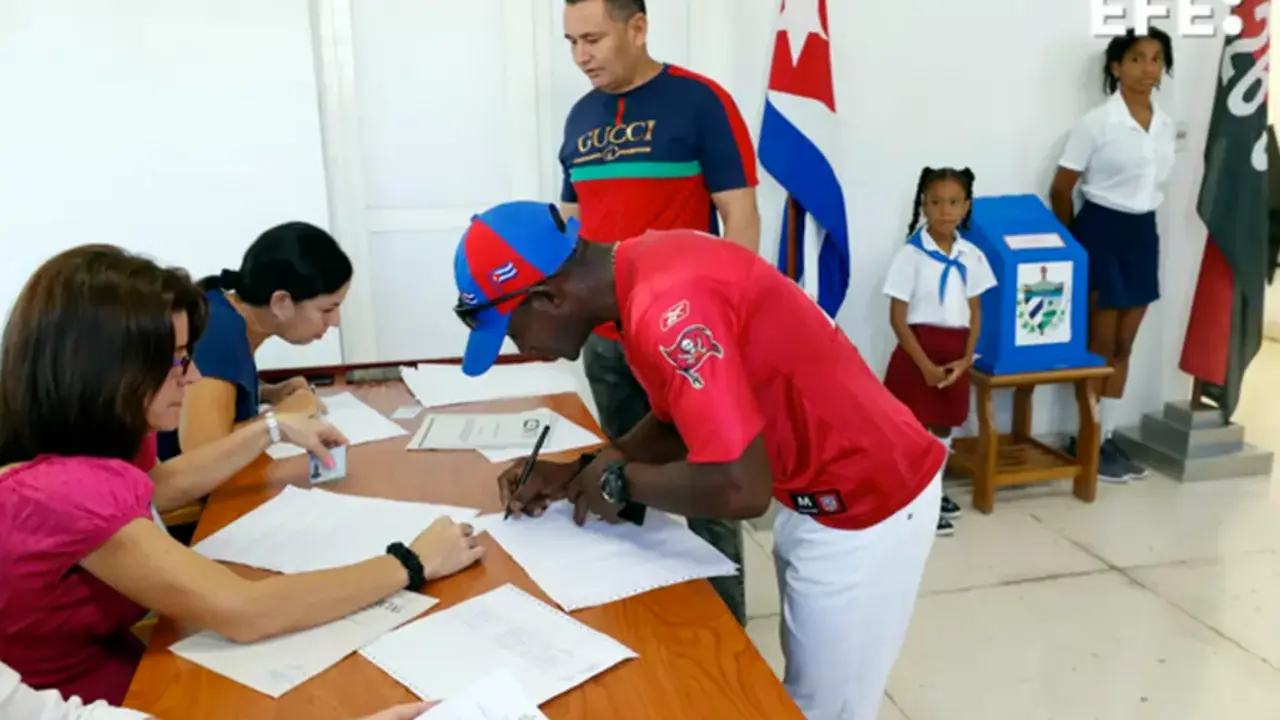 Votantes paricipan en los comicios locales de los delegados (concejales) de barrio, en La Habana (Cuba), el 27 de noviembre de 2022. EFE/ Ernesto Mastrascusa POOL