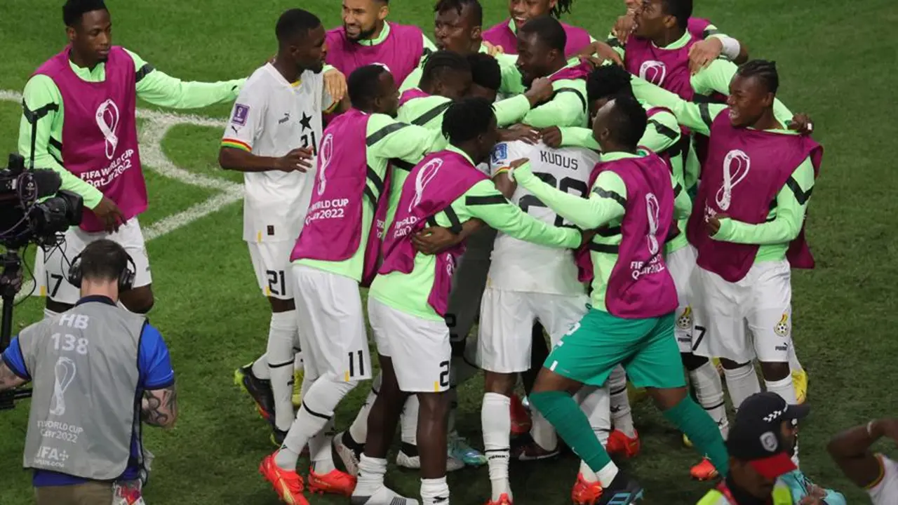Los jugadores de Ghana celebrando el gol de la victoria. EFE / Abir Sultan