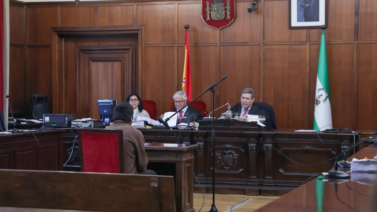 Imagen del comienzo del juicio del acusado de asesinar a su hermano en Los Palacios. E.P. / Mar&iacute;a Jos&eacute; L&oacute;pez