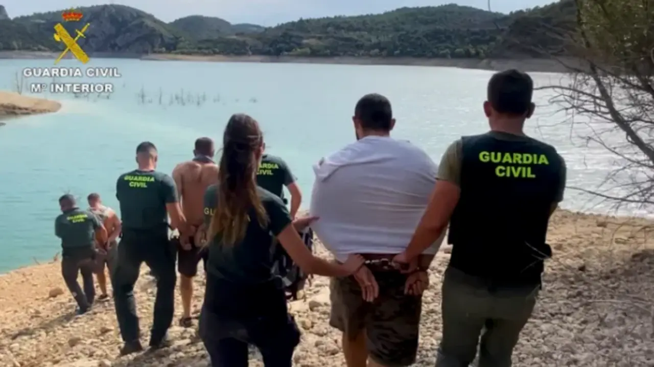 Agentes de la Guardia Civil arrestan a varios sospechosos durante la operaci&oacute;n antidroga. EFE/ Guardia Civi