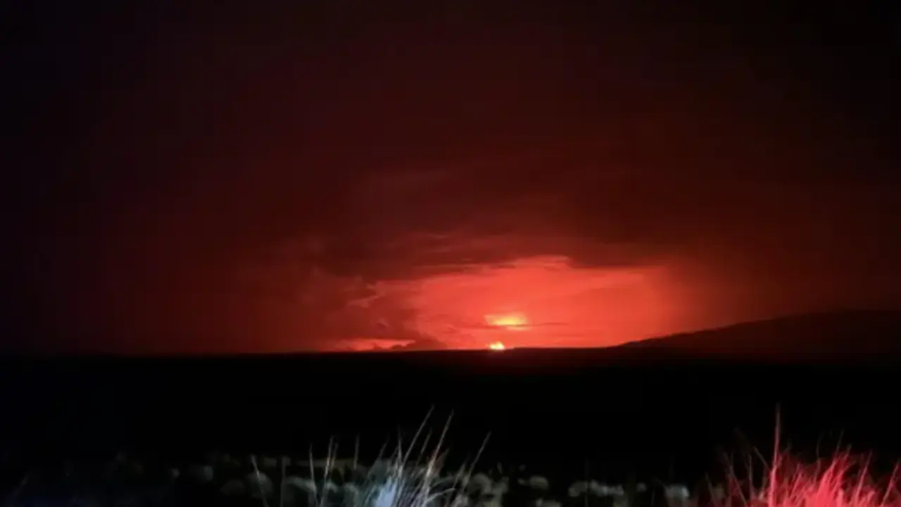 Fotograf&iacute;a cedida por el Observatorio de volcanes de Haw&aacute;i a trav&eacute;s del Servicio Geol&oacute;gico de Estados Unidos (USGS) donde se aprecia la erupci&oacute;n del volc&aacute;n Mauna Loa, en Waikoloa, Haw&aacute;i (Estados Unidos). EFE/Hawaiian Volcano Observatory