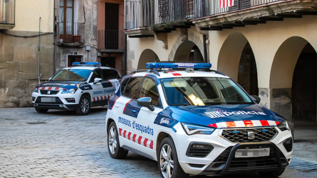 Fachada de la vivienda que un hombre a quemado presuntamente con su pareja dentro, a 28 de noviembre de 2022, en Artesa de Segre, Lleida, Catalu&ntilde;a (Espa&ntilde;a). Los Mossos d'Esquadra han detenido a un hombre por supuestamente quemar su vivienda con su pareja dentro en Artesa de Segre. Los hechos tuvieron lugar la madrugada de este lunes 28 de noviembre. La mujer ha resultado herida grave y el Sistema d'Emerg&egrave;ncies M&egrave;diques (SEM) la ha trasladado al Hospital Vall d'Hebron de Barcelona. Horas m&aacute;s tarde el hombre ha sido detenido y ha recibido atenci&oacute;n m&eacute;dica por quemaduras.
28 NOVIEMBRE 2022;CATALUNYA&Ccedil;;CATALU&Ntilde;A;SUCESOS;SUCESO;VIOLENCIA DE G&Eacute;NERO;
Marc Trilla / Europa Press
28/11/2022