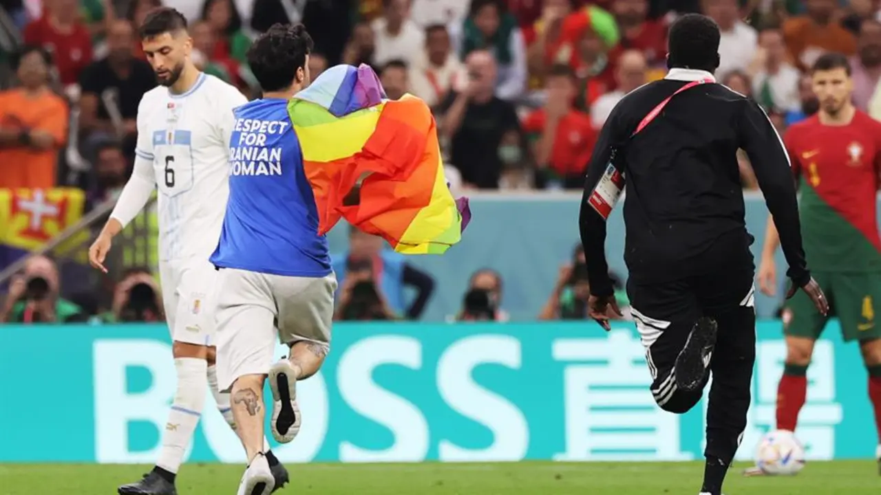 Un aficionado invade la cancha hoy, en un partido de la fase de grupos del Mundial de F&uacute;tbol Qatar 2022 entre Portugal y Uruguay en el estadio Lusail en la ciudad de Lusail, (Catar). EFE/EPA/Mohamed Messara