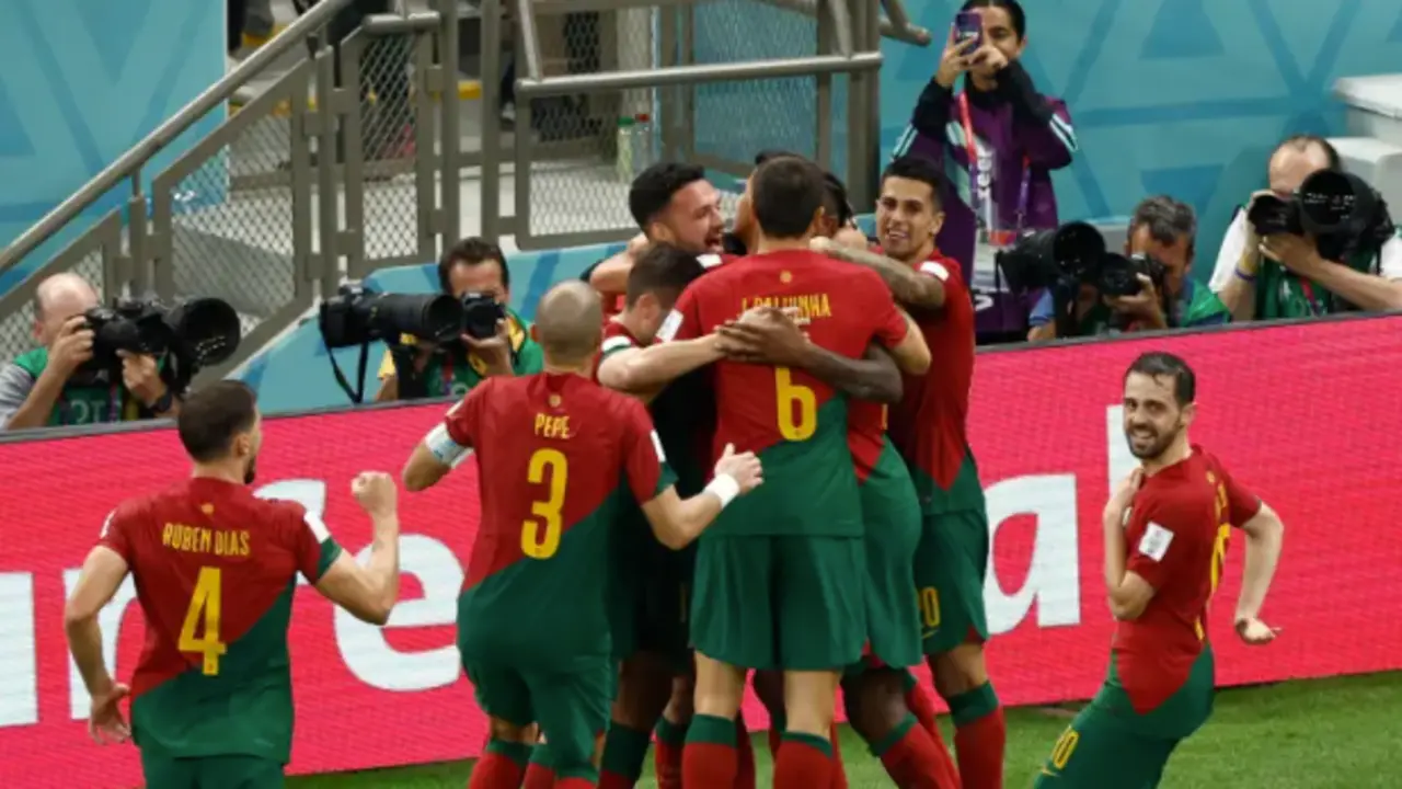 Bruno Fernandes celebra uno de sus goles con sus compa&ntilde;eros. EFE/Rodrigo Jim&eacute;nez