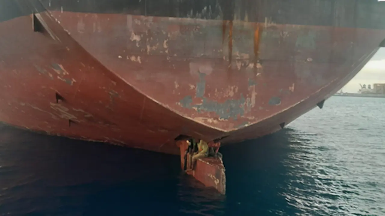 Imagen facilitada por Salvamento Mar&iacute;timo, que ha rescatado este lunes a tres polizones subidos a la pala del tim&oacute;n de un petrolero que acababa de llegar a Las Palmas de Gran Canaria tras haber partido hace once d&iacute;as desde Lagos (Nigeria). EFE/Salvamento Mar&iacute;timo