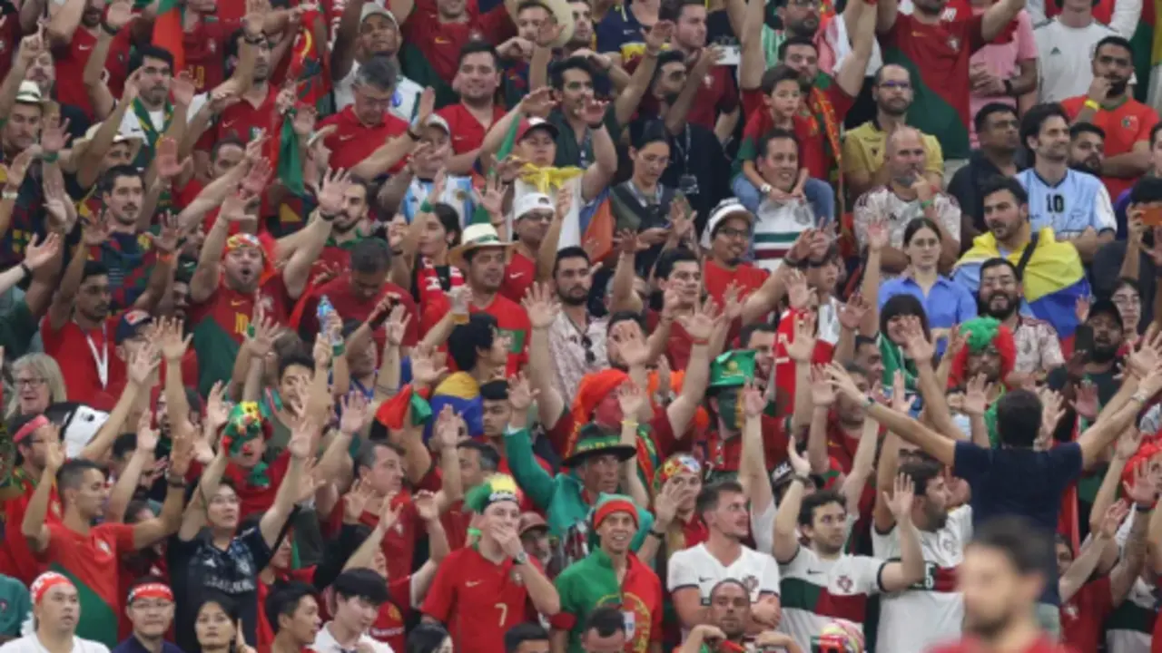 Aficionados de Portugal animan en la grada a su equipo en el partido contra Uruguay. EFE/ Juan Ignacio Roncoroni