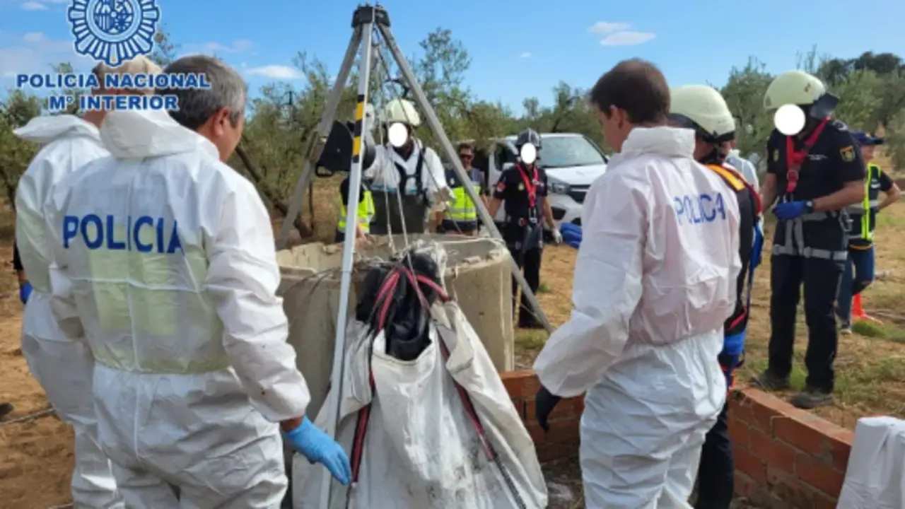 ajuste de cuentas
Agentes de la Polic&iacute;a Nacional localizan en un pozo abandonado en una zona rural el cad&aacute;ver de un hombre desaparecido desde el mes de junio en Coria del R&iacute;o (Sevilla). EFE/Polic&iacute;a Nacional