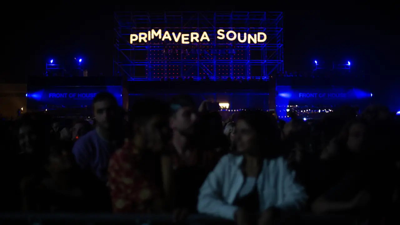 n grupo de personas de noche durante la primera jornada del Festival Primavera Sound Barcelona. / E.P.