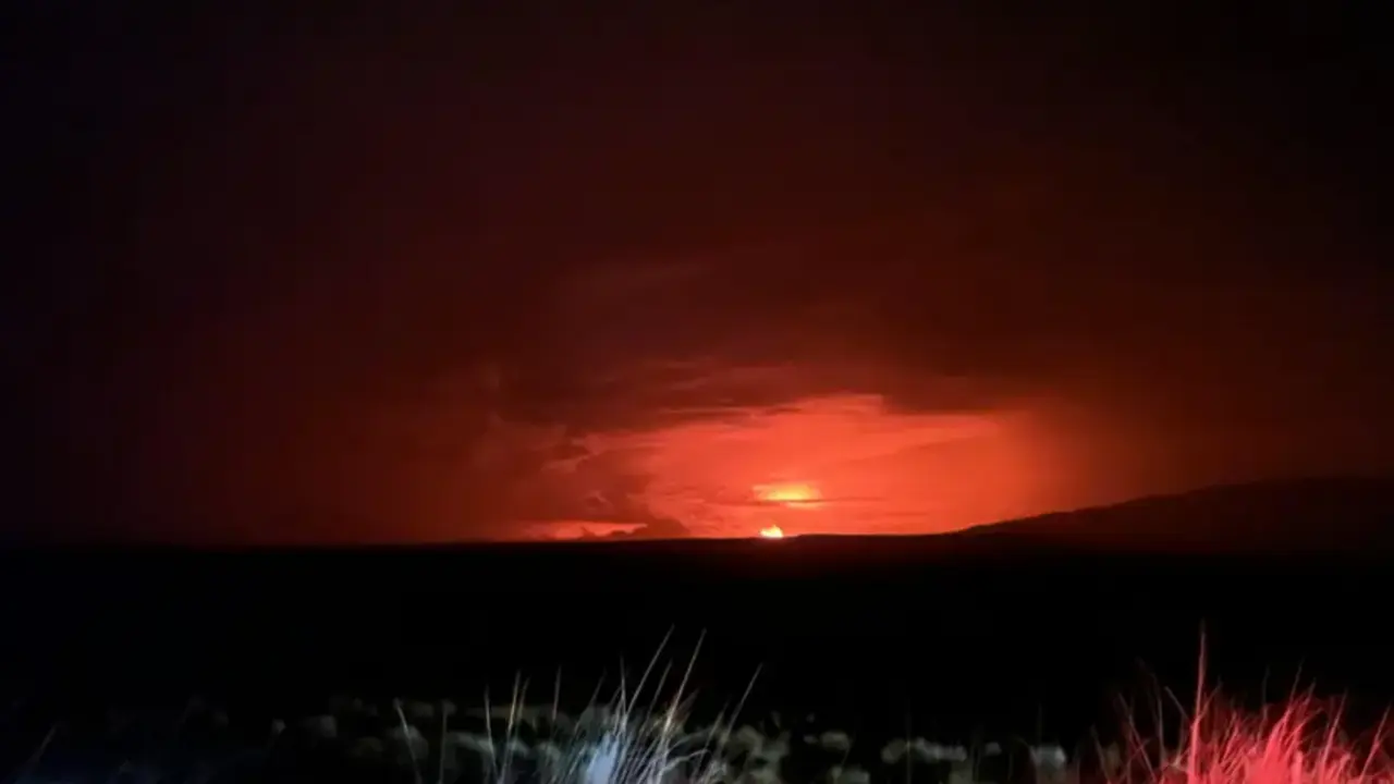Fotograf&iacute;a cedida por el Observatorio de volcanes de Haw&aacute;i a trav&eacute;s del Servicio Geol&oacute;gico de Estados Unidos (USGS) donde se aprecia la erupci&oacute;n del volc&aacute;n Mauna Loa, en Waikoloa, Haw&aacute;i (Estados Unidos). EFE/Hawaiian Volcano Observatory