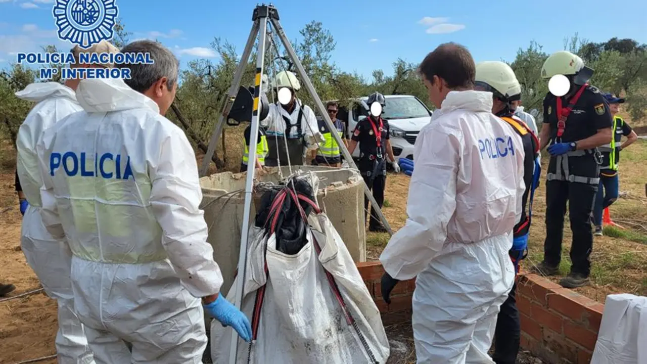 Agentes de la Polic&iacute;a Nacional localizan en un pozo abandonado en una zona rural el cad&aacute;ver de un hombre desaparecido desde el mes de junio en Coria del R&iacute;o (Sevilla) y ha detenido a cinco personas, dos de ellas en Pa&iacute;ses Bajos, como presuntos autores de su muerte. EFE