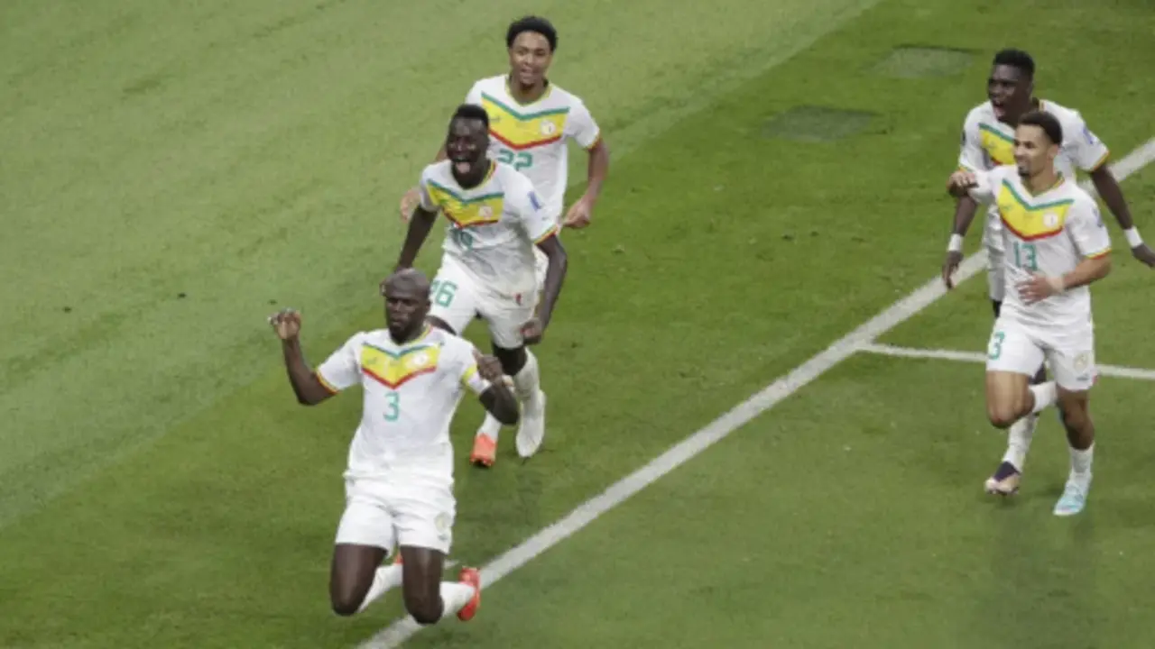 El senegal&eacute;s Kalidou Koulibaly celebra junto a su equipo un gol en el partido contra Ecuador en el Mundial de Qatar 2022. EFE/EPA/Abir Sultan