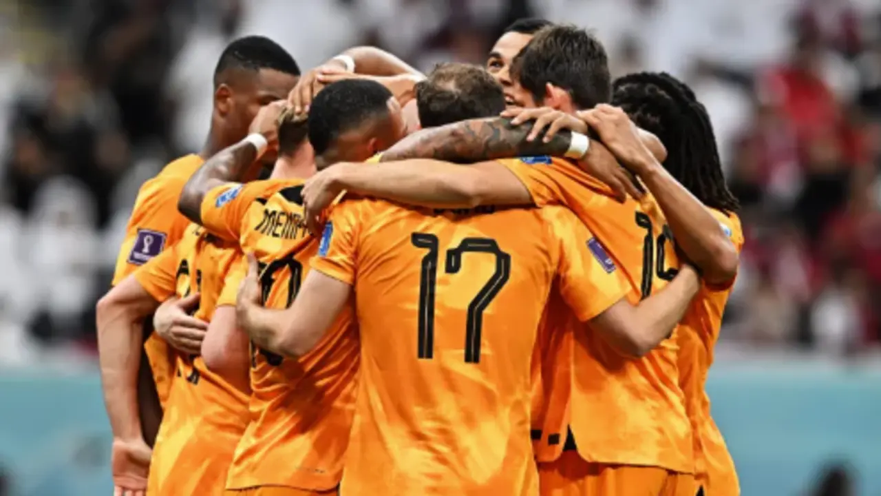 Frenkie de Jong de Paises Bajos celebra el segundo tanto marcado por su equipo EFE/Noushad Thekkayil