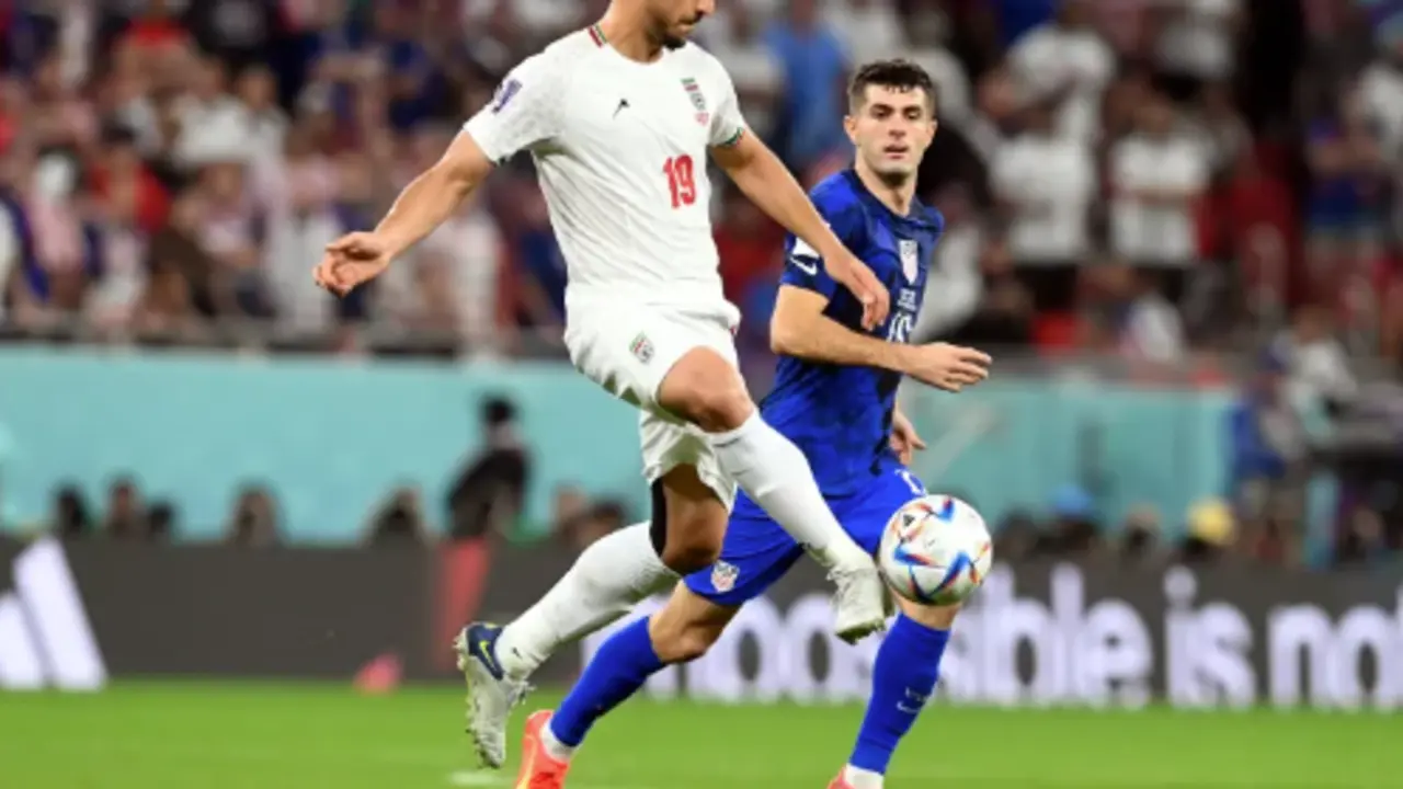 Majid Hosseini (i) de Ir&aacute;n en acci&oacute;n contra Christian Pulisic de Estados Unidos durante el partido del Mundial Qatar 2022. EFE/EPA/Neil Hall