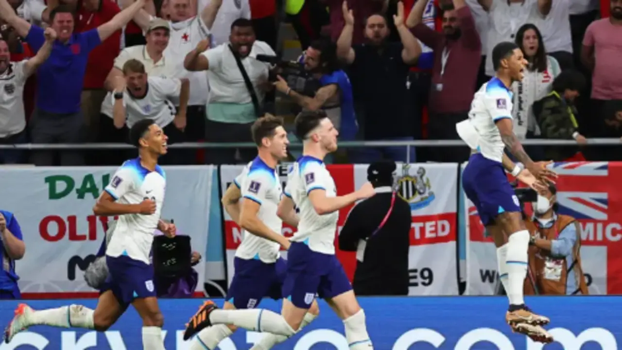 Marcus Rashford (d) celebra uno de sus dos goles ante Gales. EFE/EPA/Friedemann Vogel