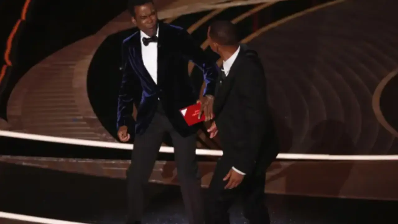 Fotograf&iacute;a de archivo, tomada el pasado 27 de marzo, en la que se registr&oacute; al actor estadounidense Will Smith (d) luego de abofetear al tambi&eacute;n actor y comediante estadounidense Chris Rock (i), durante la ceremonia de entrega de los 94 Premios &Oacute;scar, en el teatro Dolby, en Hollywood (California, EE.UU.). EFE/Etienne Laurent