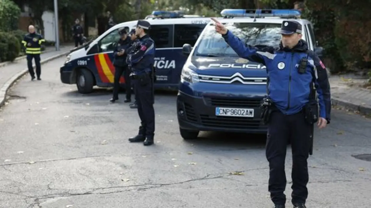 Miembros de la Polic&iacute;a Nacional y la Polic&iacute;a Municipal montan un cord&oacute;n de seguridad frente a la Embajada de Ucrania en Madrid. (EFE/Chema Moya)