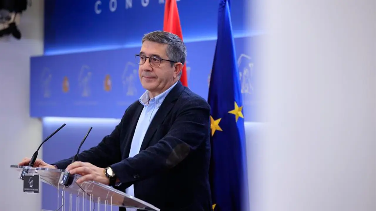 El diputado socialista, Patxi L&oacute;pez, durante la rueda de prensa. EFE/Zipi Arag&oacute;n