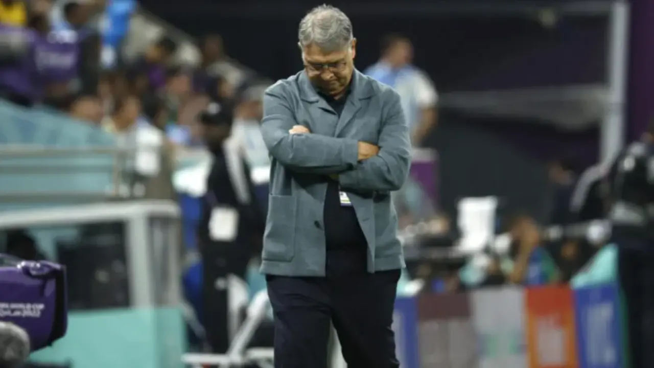 El seleccionador de M&eacute;xico Gerardo , en el partido de la fase de grupos del Mundial de F&uacute;tbol Qatar 2022 entre Argentina y M&eacute;xico en el estadio de Lusail (Catar). EFE/Jos&eacute; M&eacute;ndez