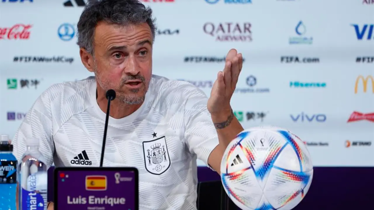 El seleccionador nacional Luis Enrique durante la rueda de prensa ofrecida este mi&eacute;rcoles en Doha, previa al tercer y &uacute;ltimo partido del grupo E del Mundial de f&uacute;tbol de Qatar 2022 que ma&ntilde;ana disputar&aacute;n ante Jap&oacute;n. EFE/ Juanjo Martin