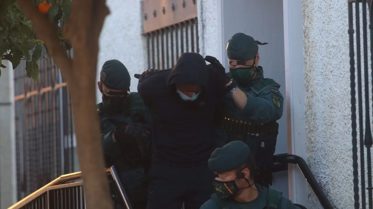 Salida de los juzgados de Fuengirola (M&aacute;laga) de 'El melillero', detenido por supuestamente rociar con &aacute;cido a su exnovia y una amiga. /E.P. / Alex Zea