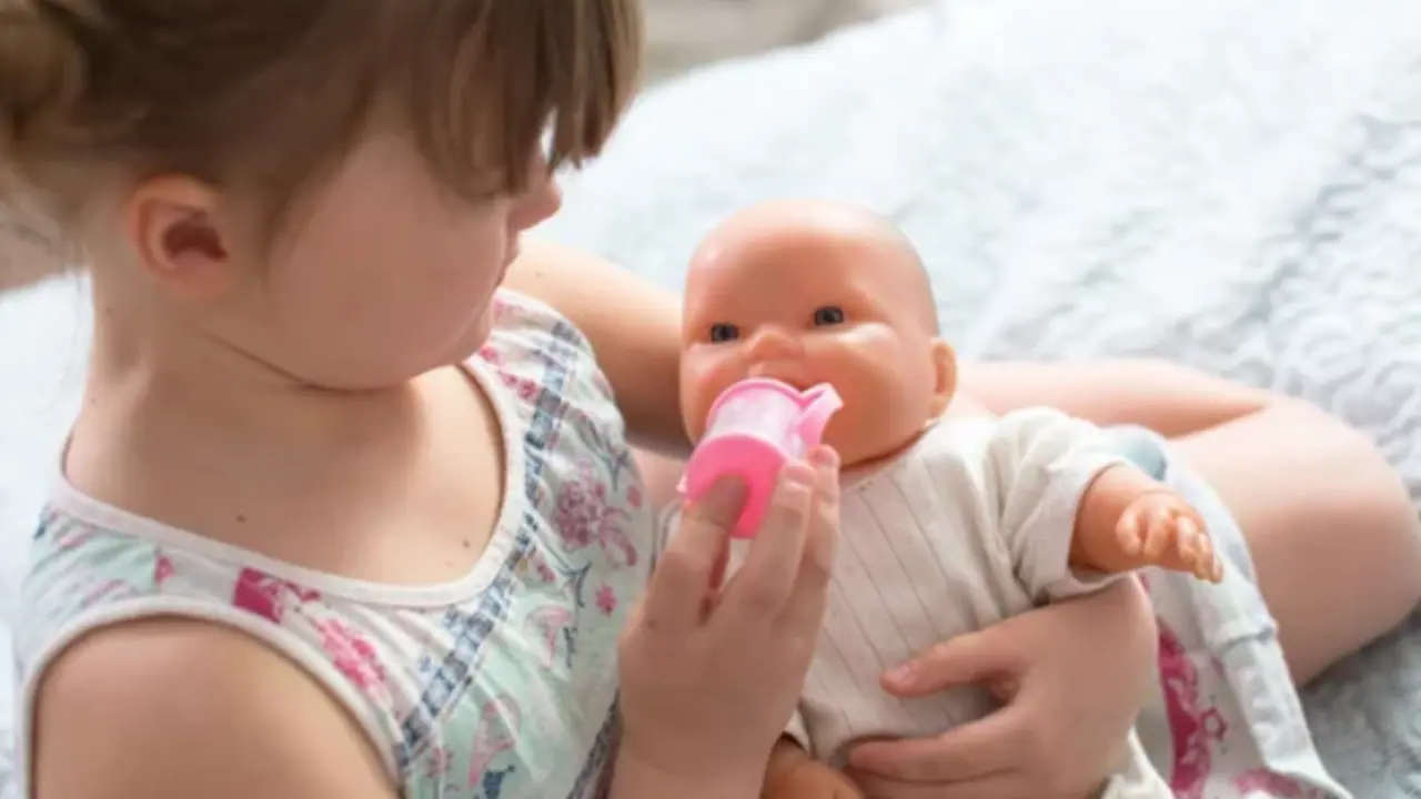 Una ni&ntilde;a juega con una mu&ntilde;eca. ALERTA
