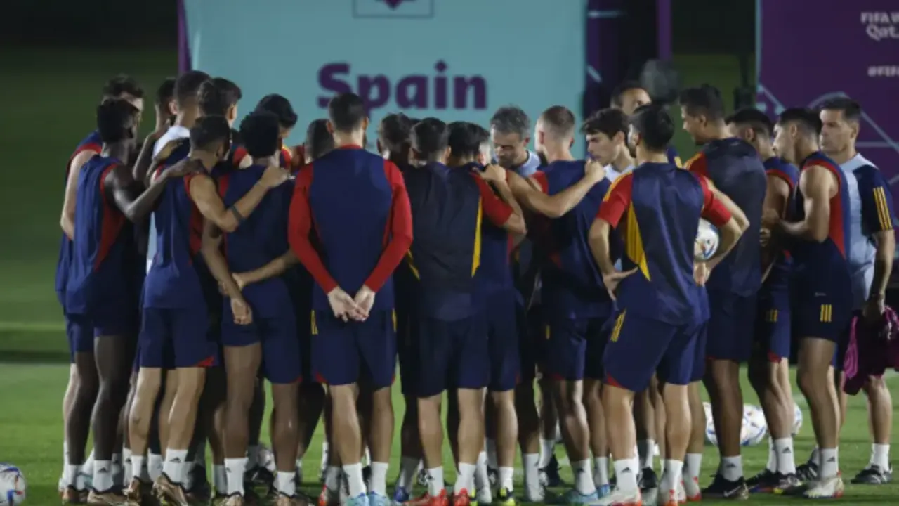 El entrenador de la selecci&oacute;n espa&ntilde;ola, Luis Enrique (c), dirige el entrenamiento del equipo nacional en Doha, Catar, este mi&eacute;rcoles, en la v&iacute;spera del encuentro ante Jap&oacute;n perteneciente al grupo E del Mundial de Qatar 2022. EFE/ Juanjo Mart&iacute;n