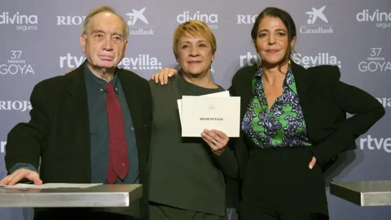 Las actrices Blanca Portillo (c) y Nora Navas (d) junto al presidente de la Academia del Cine, Fernando M&eacute;ndez-Leite, durante la lectura de las nominaciones a los Premios Goya. EFE/ Borja Sanchez-Trillo
