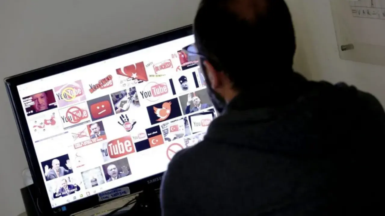 Un hombre navega por Youtube, en una imagen de archivo. EFE/Sedat Suna