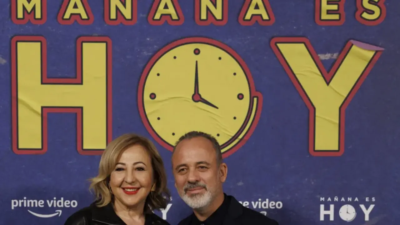 Los actores Carmen Machi y Javier Guti&eacute;rrez posan durante la presentaci&oacute;n de "Ma&ntilde;ana es hoy". EFE/Sergio P&eacute;rez