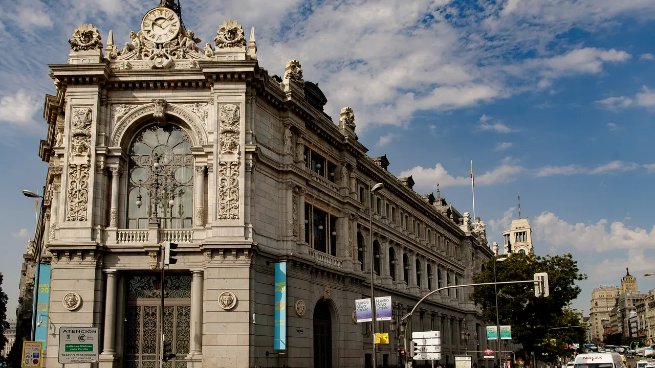 Fachada del edificio del Banco de Espa&ntilde;a situada en la confluencia del Paseo del Prado y la madrile&ntilde;a calle de Alcal&aacute;. / Eduardo Parra